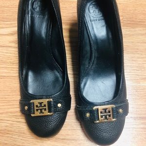 TORY BURCH LOGO AMBROSE BLK LEATHER WEDGE SZ 9.5